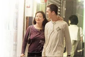 邓兆尊3个女友，最大的跟了他30年，人老珠黄不抛弃每月50万养着图片
