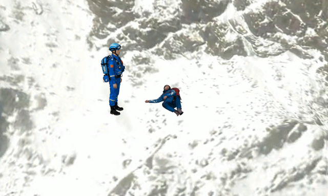 六旬夫妻徒步雪岭火峰，妻子走在前面坠崖遇难，经验反而害了她