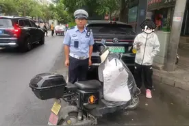 未成年人骑电动车上路 交警及时制止图片