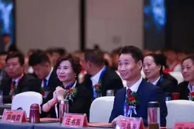 52岁安徽大厨干出一家上市公司：开出663家餐厅，三年进账104亿元图片