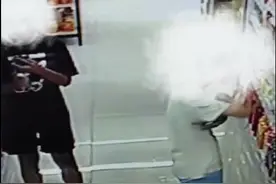 两男子狂拧73瓶饮料却不买只为扫码中奖 非法获利近百元后已被行政处罚图片