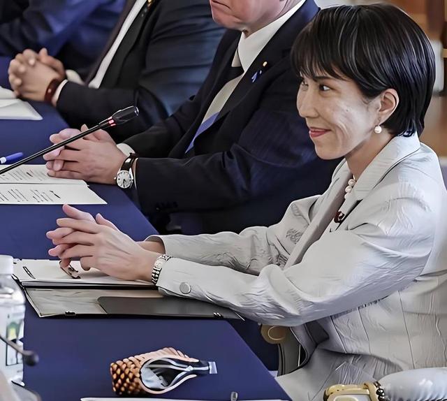 事态升级！解放军对日改口，中方7字定性高市，日本搬出皇后求和