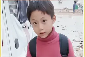 看哭了！挥手告别母亲男孩迎来喜讯：父母复婚，一家四口再重逢图片