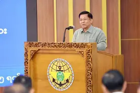 缅甸国管委主席敏昂莱大将视察港口，强调农业和畜牧业产品出口！图片