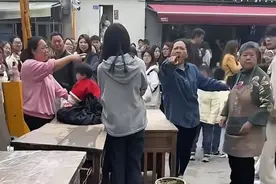 报应来了，“提灯定损”黑房东被拘留摊上大事！嚣张老太狂扇年轻女孩，“提粪占位”让江西再上热搜！图片