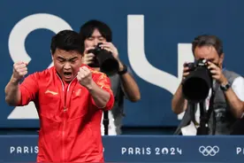 乒乓球男子团体金牌赛：3-2樊振东双杀莫雷加德，王浩场边很激动图片