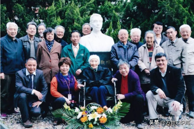 1960年，钱学森夫妇与郭永怀一家颐和园留影，两位夫人都才貌俱全