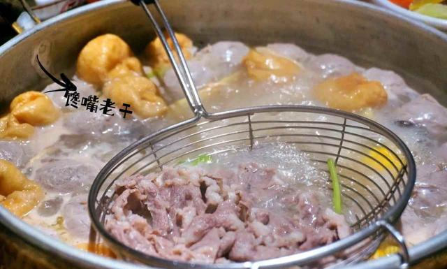 吃火锅，店员频繁热情地问你“加汤”吗？4种暗示，不懂就尴尬了