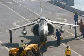 中国航母牵引车花了2000万，印度2万就搞定，却不知贵有贵的道图片