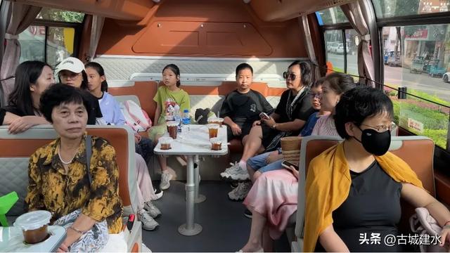 建水双层巴士暑期火爆 古城旅游再添新亮点