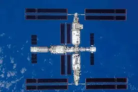 到底发生了什么？神舟十九号推迟返航，航天员出舱为何会被抬着走图片