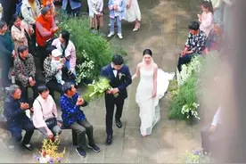 29岁的她办了场没接亲、没车队、没伴郎伴娘的婚礼 卡卡 ：结婚是为了组成更好的家庭 不是为了排场和与人攀比图片