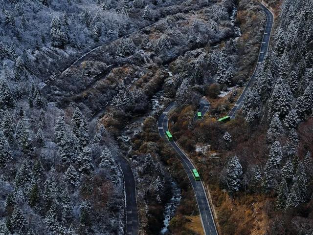 达古冰川 “季节盲盒” | 山顶雪堆成画，山下彩林留余韵