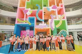 【深圳特区报】双节期间深圳各区采取措施保障新人“甜蜜需求” 婚姻登记“不办完不打烊”图片