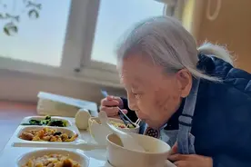 胃癌很会“伪装”，提醒：吃饭出现3种异常，可能是胃在“呼救”图片