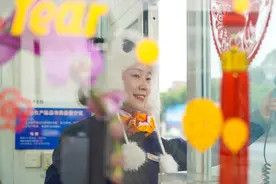 春节双流机场高速 一群“熊猫小姐姐”正在为您服务图片