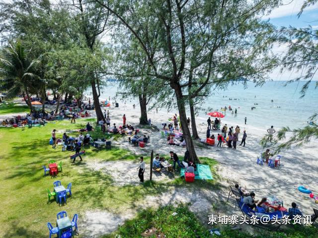 送水节首日 柬埔寨沿海城市吸引众多游客