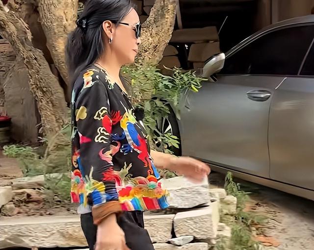 赖昌星妻子曾明娜现状，独居3000平老宅，做饭弄花草活成人生赢家