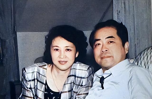 和朋友妻子偷情10年，北京庄园让给继子，难怪范曾亲女儿撕破脸