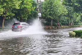 丹江口洪水冲走车辆，襄阳城涨水，昨晚大雨暴雨一刻不停的下图片