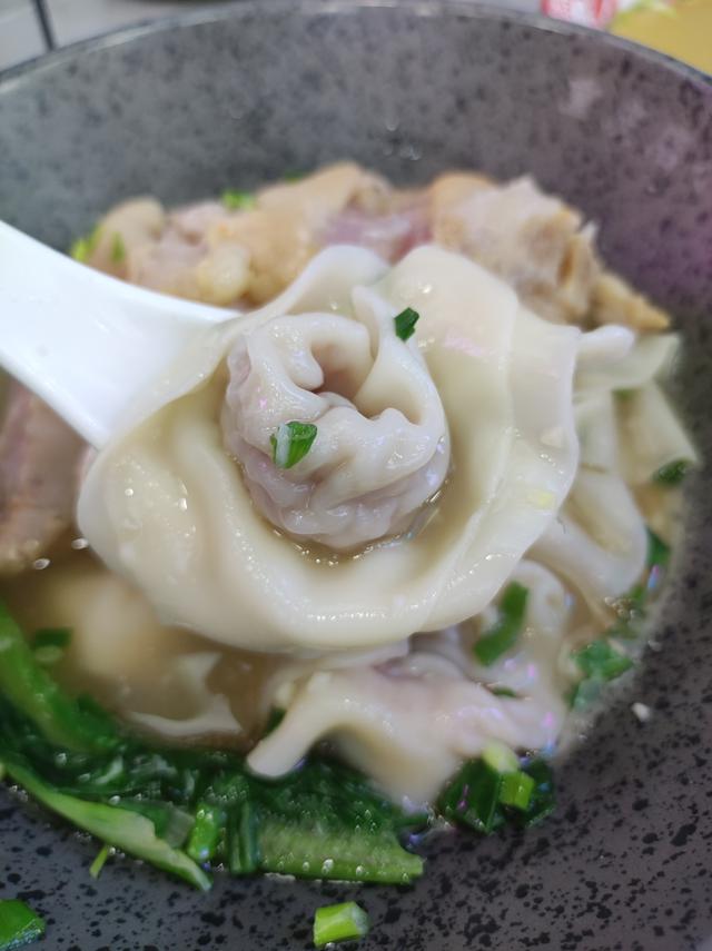 重庆这座城市，把我的腿走细了，把我的胃撑大了