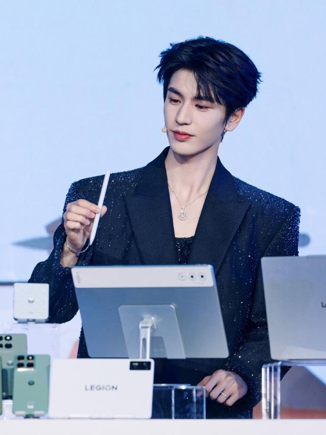 张凌赫代言 登顶线上小折叠 TOP1！联想moto AI手机轻薄新品上市