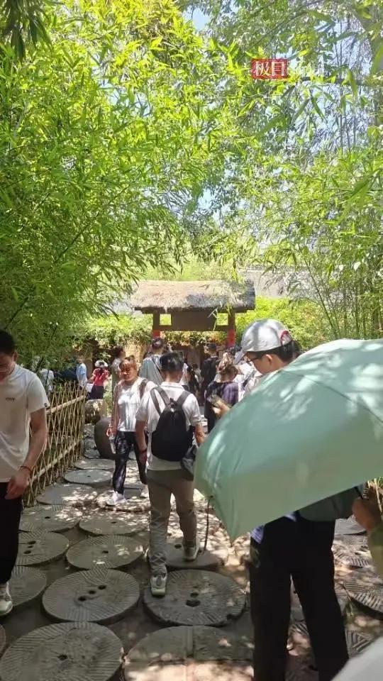 白马寺无商业,免费茶水香,印乐方丈留净土。