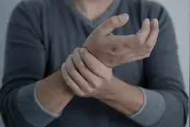 手麻是大病的前兆？提醒：经常手麻的人，可能是潜藏了这几种疾病图片