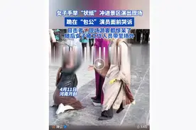 又一起：开封一景区内，女子举状纸跪在演员包公面前喊冤图片