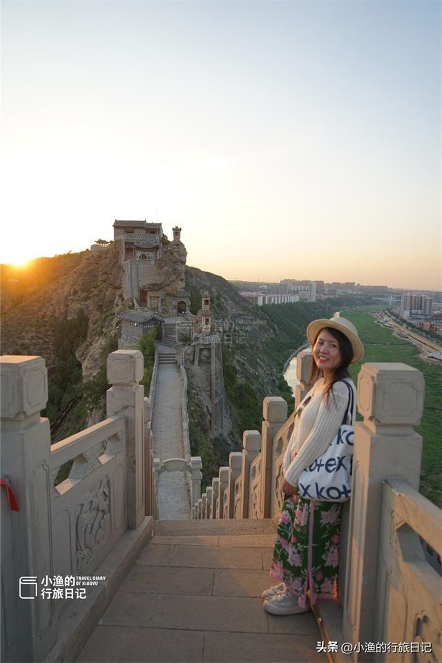 陕北有座“云顶天宫”，1公里山脊薄如刀背，挤了100多座古建筑