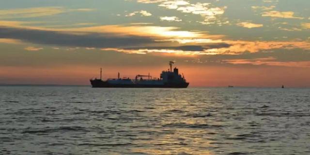 泽连斯基战果成疑惹众怒，北约摊牌黑海袭船	，乌自爆艇被炸翻天！