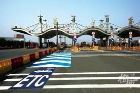 刚到收费口，一辆车突然加速插入！高速上被“蹭”ETC，该怎么办？图片
