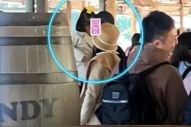 张萌一家3口游迪士尼，被富豪老公搂着不耐烦，5岁女儿腿好长！图片