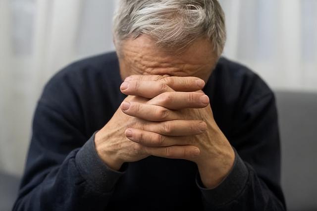 55岁女子突发脑梗去世，生前爱运动不熬夜，丈夫哭诉：她不听我的