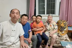 “武汉市文明家庭”陈彩平家庭：夫妻相濡以沫尽心照顾老人孩子图片