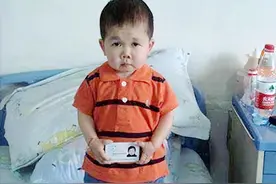 袖珍人“康哥”：36岁身高72厘米，手掌没1个瓶盖大，靠拼图逆袭图片