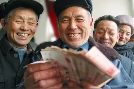 春节前，部分地区农村养老金已开始调整，70岁和60岁农民养老金有差异吗？能多涨钱吗？图片
