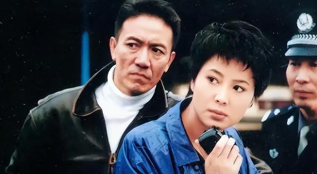 19岁嫁给富豪，20岁离婚携子净身出户，单亲40年如今儿子为她争光