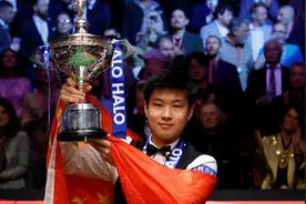 赵心童4个字回应夺冠，邀请女友上台合影，女方被赞“神似汪小敏”图片