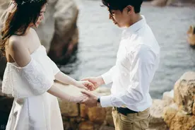 儿子结婚后不愿回家，母亲跟踪儿子后发现真相，泪流不止图片