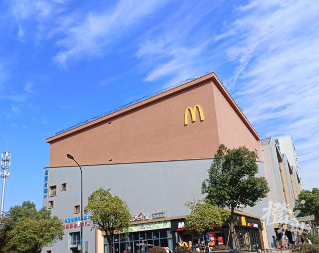 临平前村农贸市场，韩国旅游团一波一波来打卡，每次都现场买西瓜