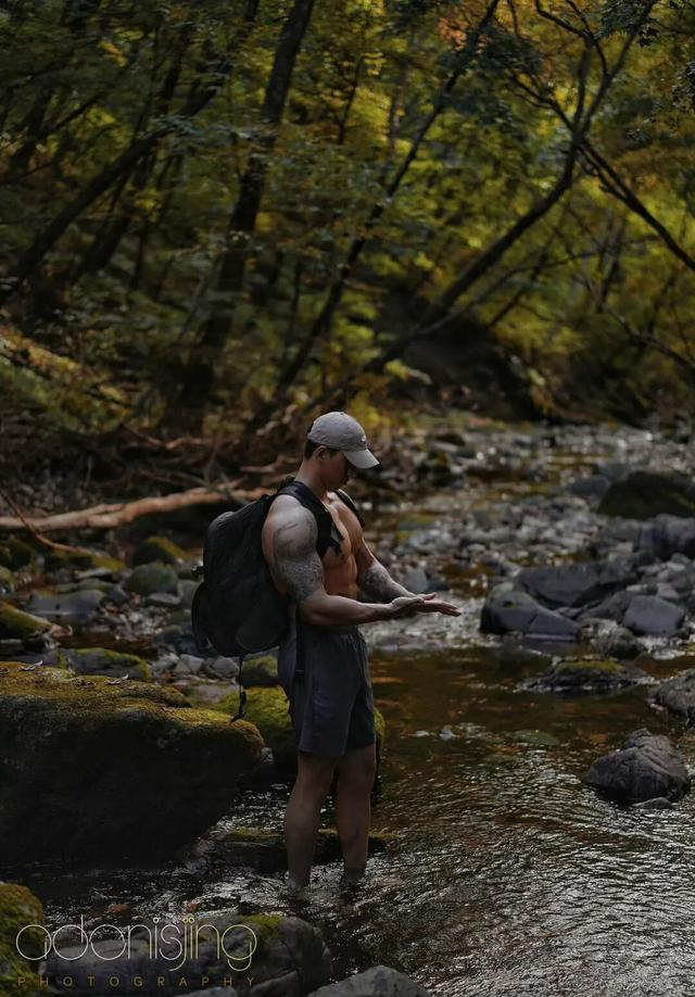 身高187的健身肌肉男网红，野外写真秀身材颜值	，简直绝绝子