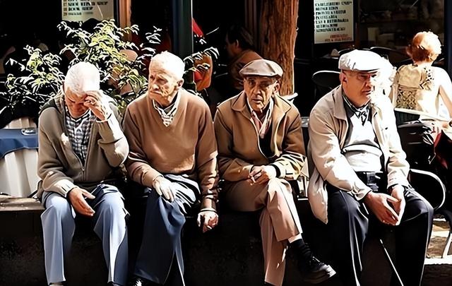 中国将迎人口死亡高峰！22年1041万，23年1100万，去年死亡多少？