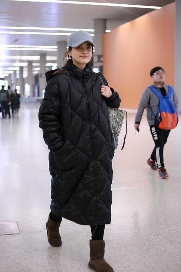 看了梅婷的穿搭，我悟了：羽绒服不配半身裙、高跟鞋，更高级惊艳