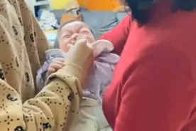 宝宝闹觉认舅舅 别人一抱就哭 舅舅接过 宝宝哭泣立马停止图片