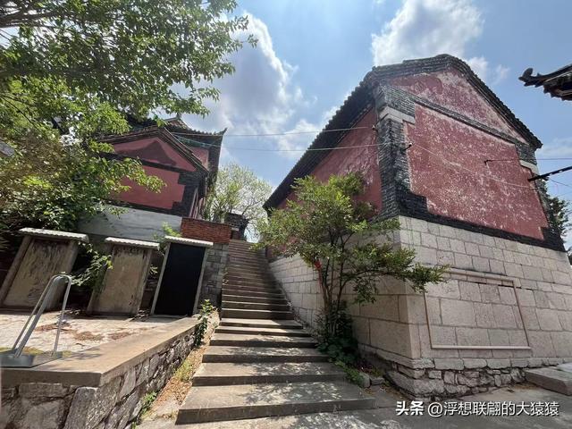博山源泉镇的二郎山古庙群，我只钻进去个大脑袋