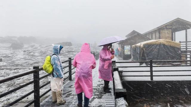 还在下！昆明轿子山今天这场大雪，根本停不下来！云南多地降温降雨来袭