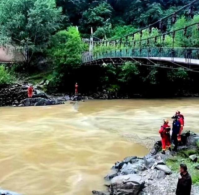 川西7人坠河后续！司机遗体找到，被河水冲出50公里，已面目全非