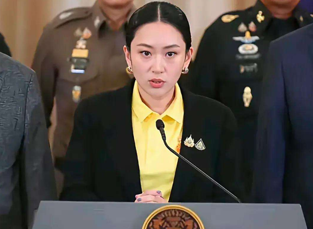 一场泰柬冲突，让美女总理抓住了“救命稻草”，泰国宪法法院亮“黄牌”：给佩通坦最后一次机会！