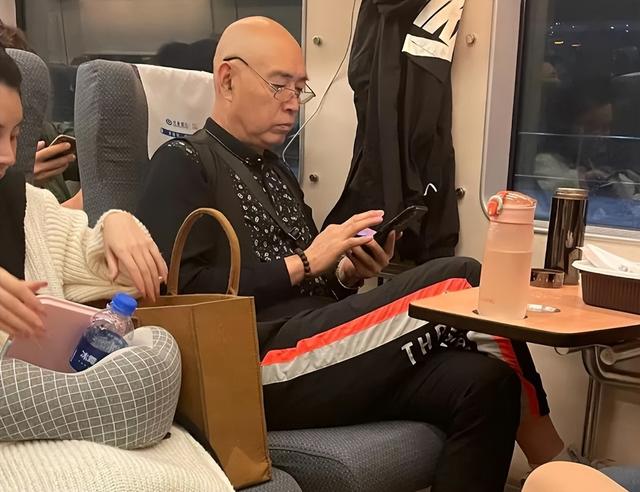 英国小伙坐中国高铁，发现邻座空位放着一部手机，他竟直呼惊呆了